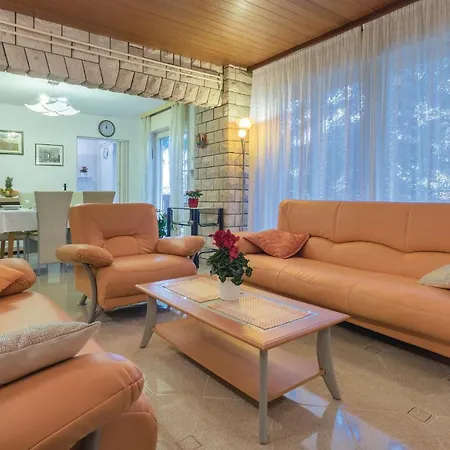 Stunning Apartment In Pula