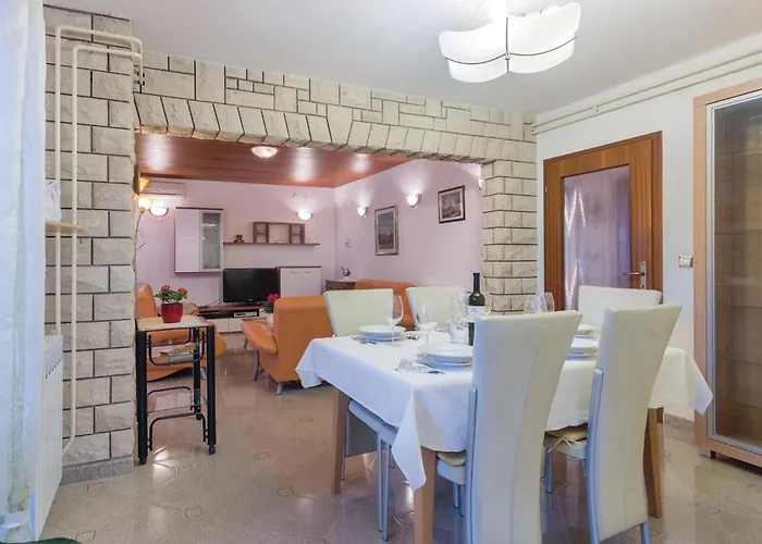 Apartment 2 Bedroom In Pula